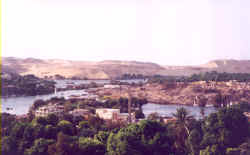 aswan2.jpg (91750 bytes)